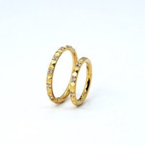 Kivikestega titaanist clicker-rõngas