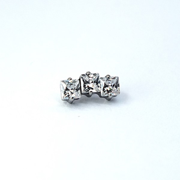 metalne kõrvarõngas kolme valge ruudukujulise kiviga